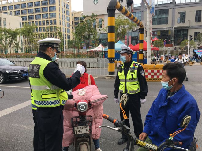 电动车上路迎来“4不带”新标准处罚明确龙8国际头号玩家除了戴头盔！10月起
