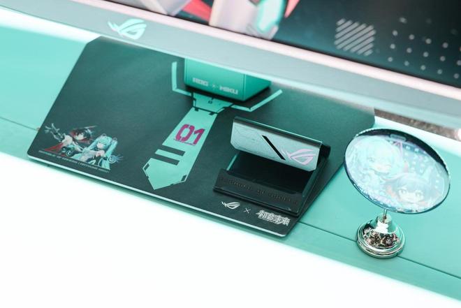 竞显示器与双模新品BW2025首秀！ROG 绝神 RO姬x初音未来版电(图8)