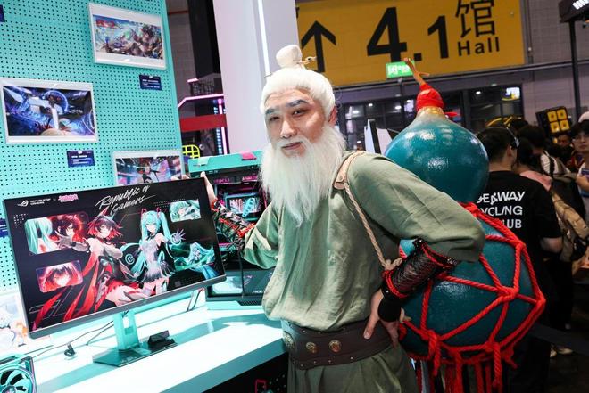 竞显示器与双模新品BW2025首秀！ROG 绝神 RO姬x初音未来版电(图1)