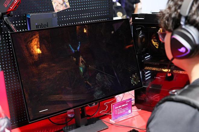 竞显示器与双模新品BW2025首秀！ROG 绝神 RO姬x初音未来版电(图4)